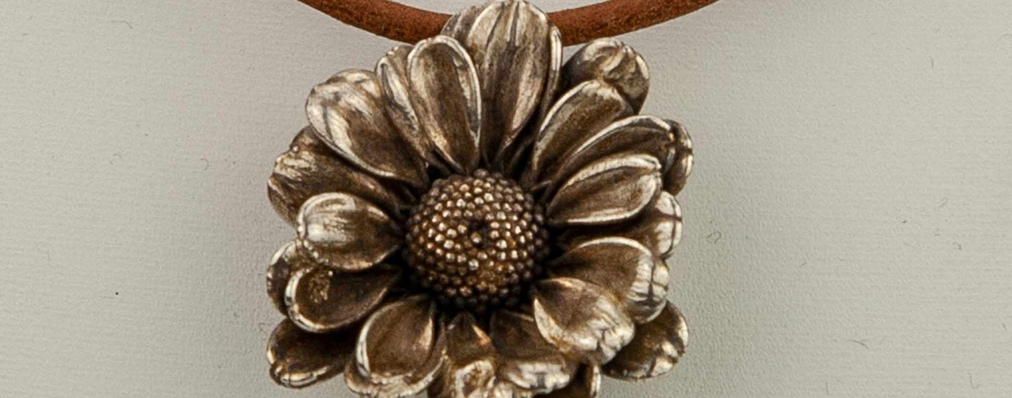 Chrysanthemen Blüte versilbert und leicht eingefärbt (AHS1805018)