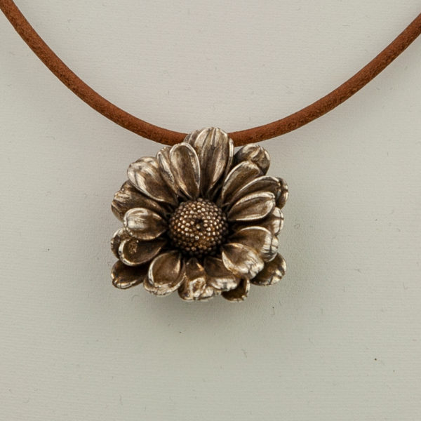 Chrysanthemen Blüte versilbert und leicht eingefärbt (AHS1805018)