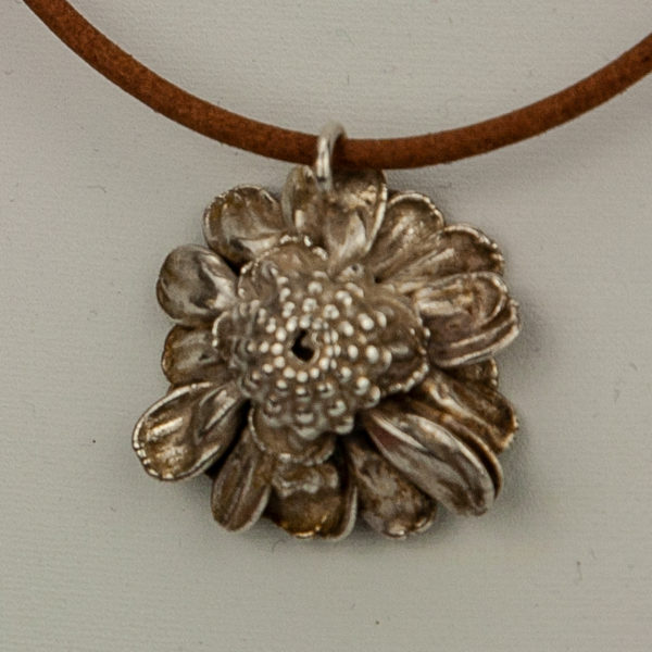 Chrysanthemen Blüte versilbert und leicht eingefärbt (AHS1805018)