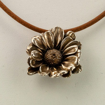 Anhänger - Bei uns bekommen Sie Anhänger aus galvanisierten Blüten, Blättern und Co. Besuchen Sie unseren Onlineshop – sicher ist hier das Passende dabei!