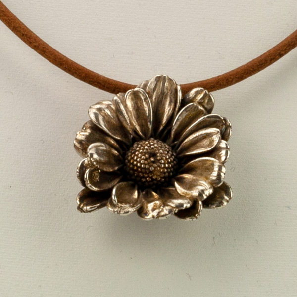 Chrysanthemen Blüte versilbert und leicht eingefärbt (AHS1805018)