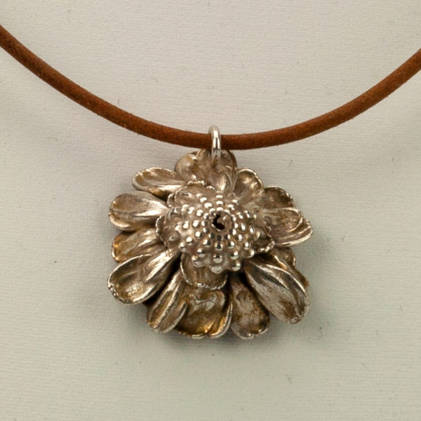 Chrysanthemen Blüte versilbert und leicht eingefärbt (AHS1805018)