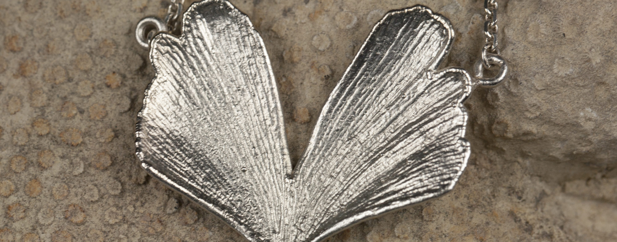 Ginkgoblatt versilbert als Collier (1704006)