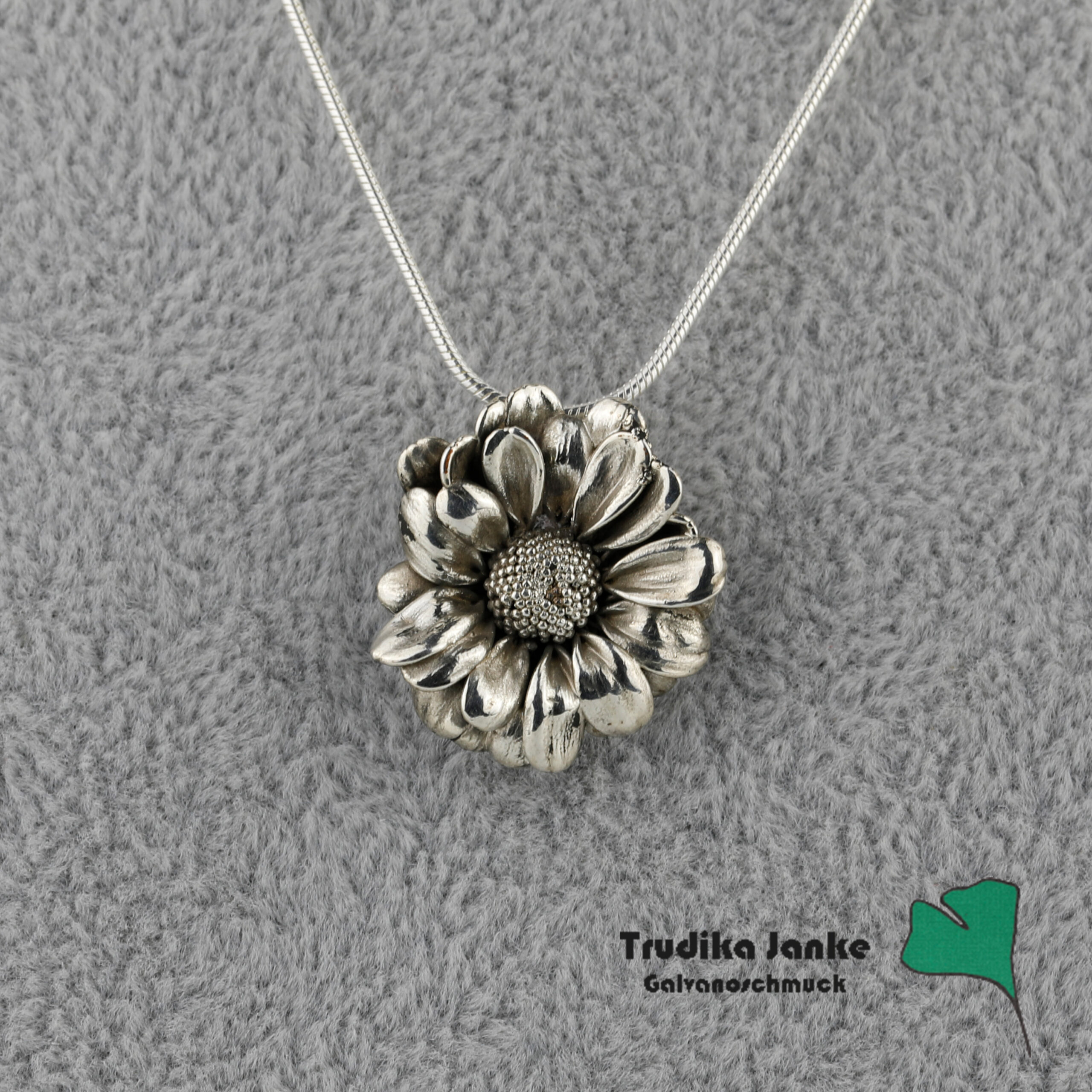 Margeritenblüten - Anhänger versilbert - kreativer Unikatschmuck im Onlineladen für Naturschmuck