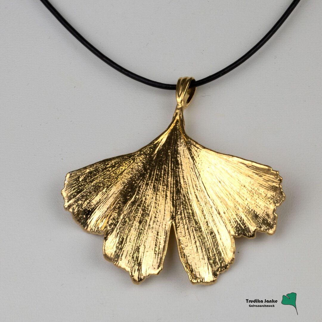 Ginkgoblatt - Anhänger vergoldet - kreativer Unikatschmuck im Onlineladen für Naturschmuck